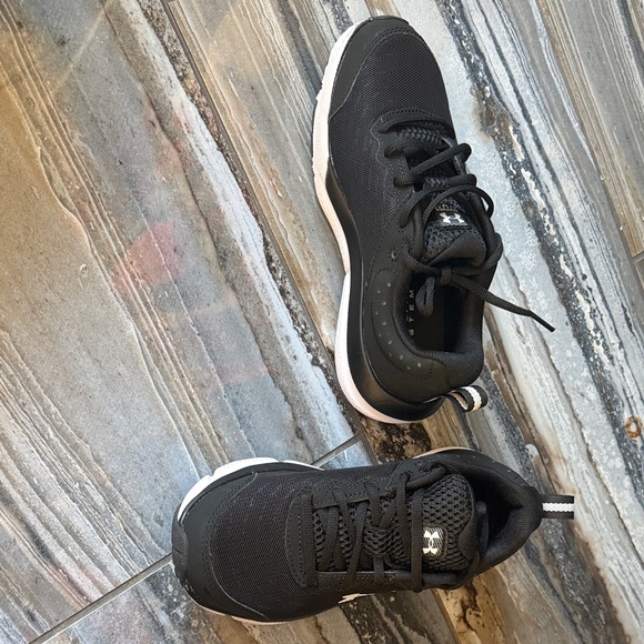 Under Armour Women’s Charged Assert 10 Black Athletic Sneakers - Picture 3 of 7